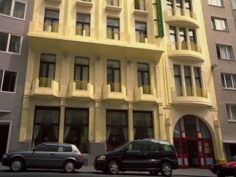 Royal Astor Hotel