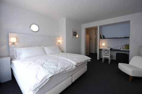 Avenue Beach Hotel